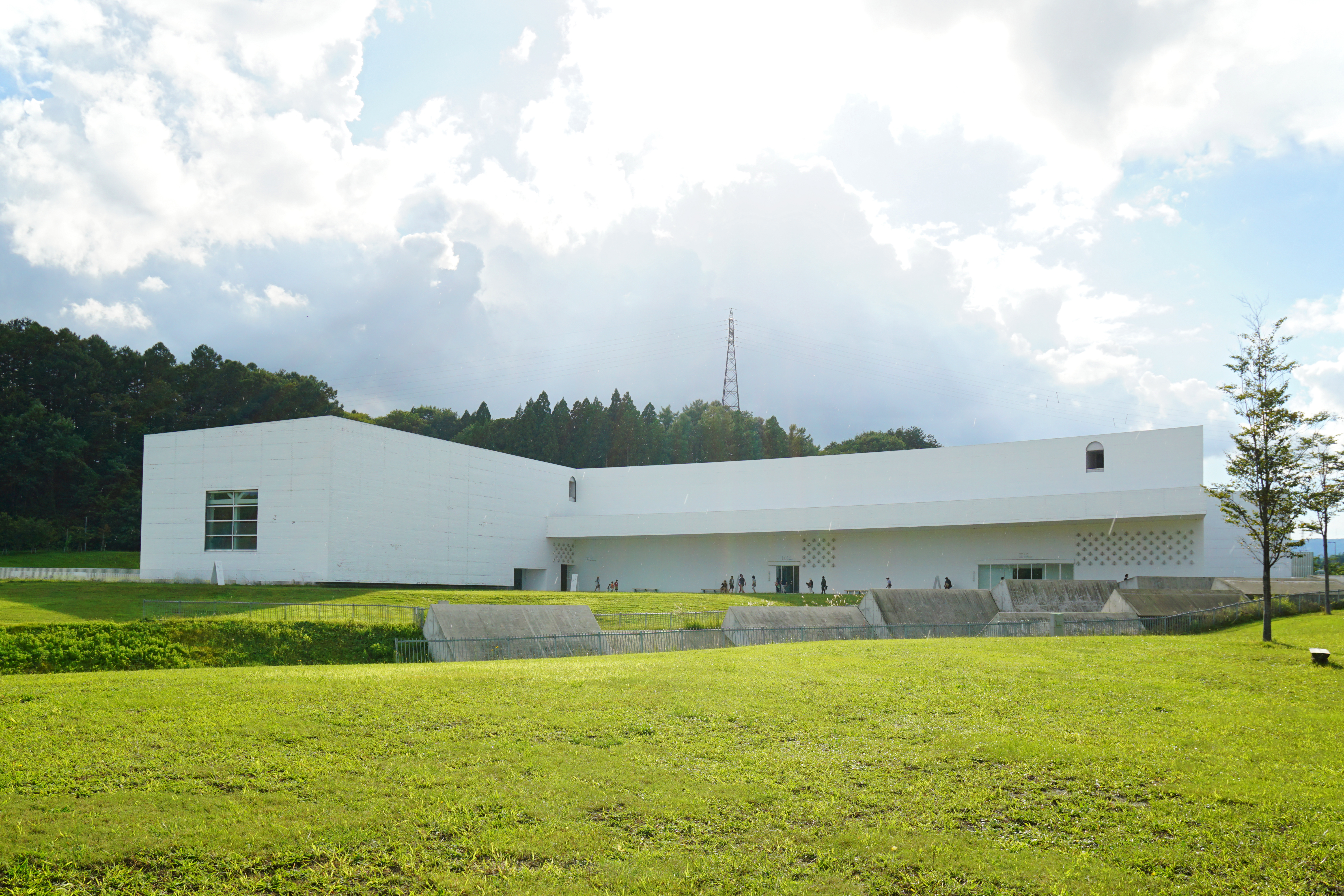 青森縣立美術館白色建築與戶外草地